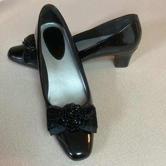 Torta Caliente Shoes - Torts Caliente size 11M black patent leather pumps 2 1/2” heels - preowned